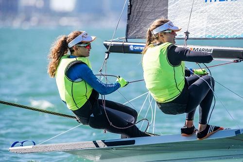 Campeãs olímpicas já asseguraram, no mínimo, a prata. Neste sábado, vão em busca do ouro na regata de medalha, a partir de 15h. Robert Scheidt fica em 16º / Foto: Jesus Renedo/ Sailing Energy/ World Sailing Campeãs olímpicas já asseguraram, no mínimo, a prata. Neste sábado, vão em busca do ouro na regata de medalha, a partir de 15h. Robert Scheidt fica em 16º / Foto: Jesus Renedo/ Sailing Energy/ World Sailing